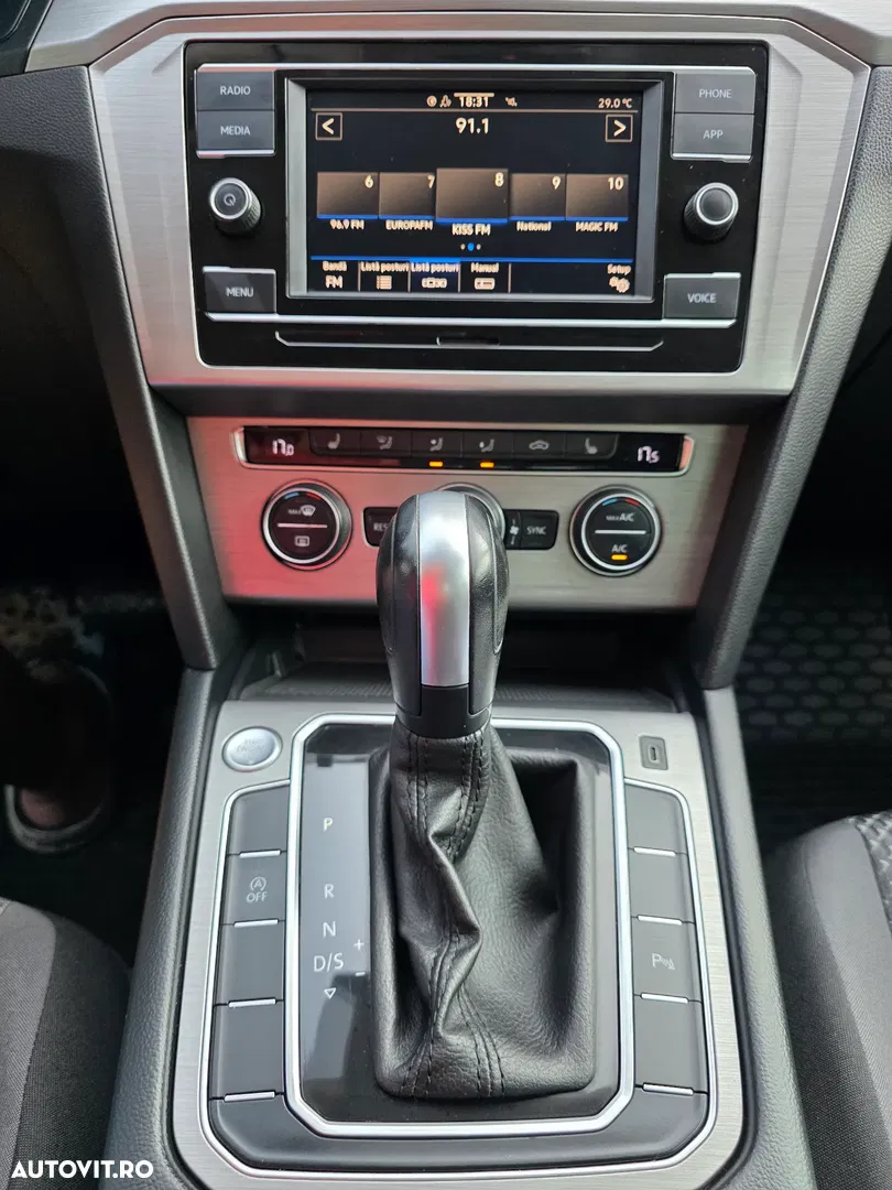 Volkswagen Passat — photo 1 of 7