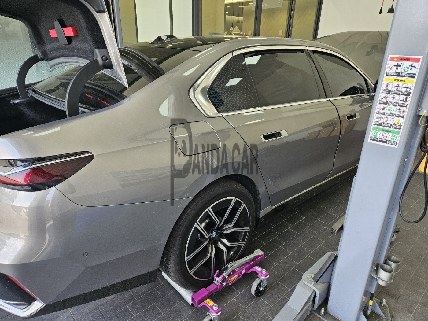 2025 BMW 740i xDrive, photograph 2