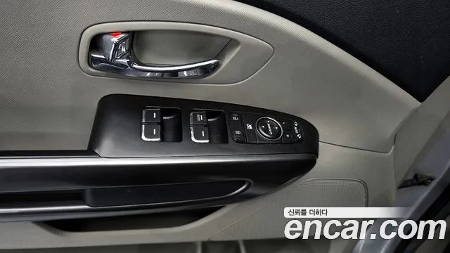 Kia Canival 9-Seater Luxury — photo 1 of 20
