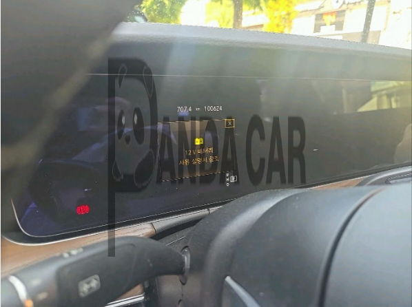 2021 Mercedes-Benz M ercedes-Benz E250, photograph 2
