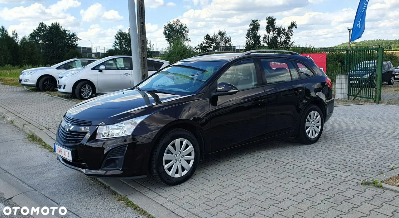 Chevrolet Cruze — photo 1 of 17