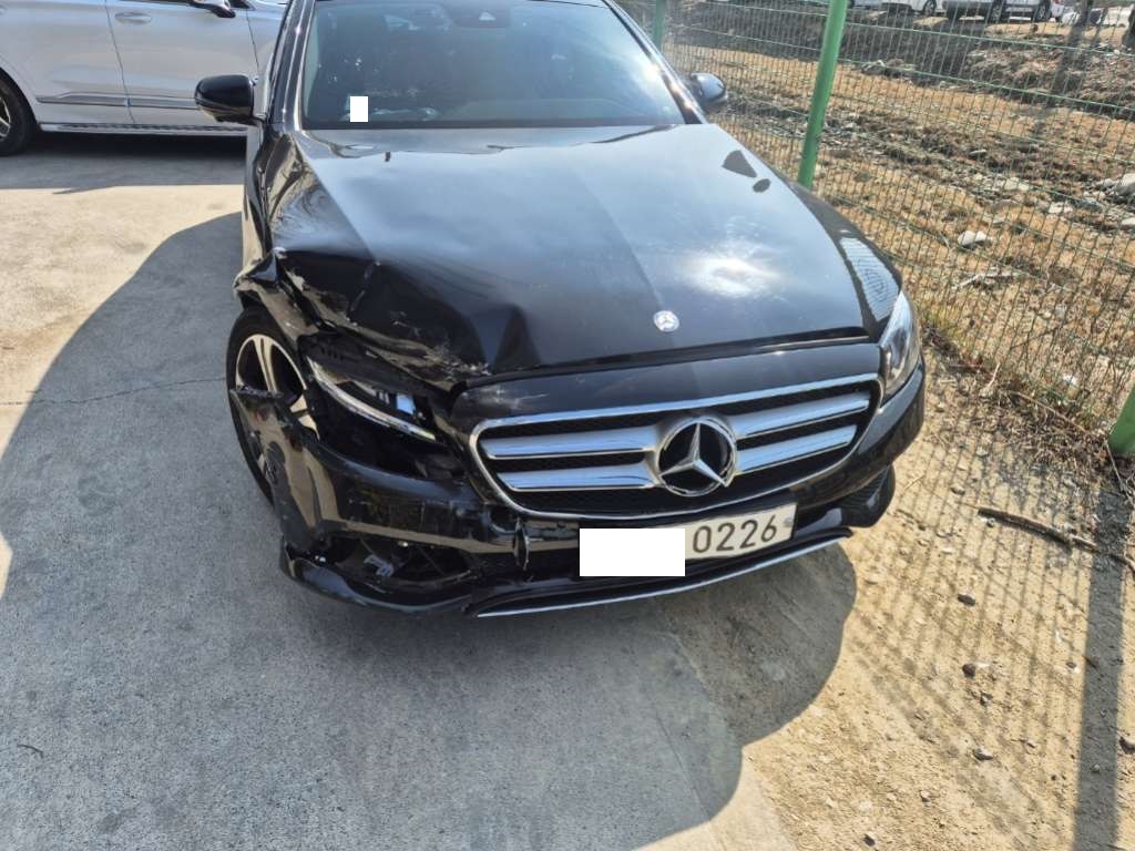 2017 Mercedes-Benz E300, photograph 2