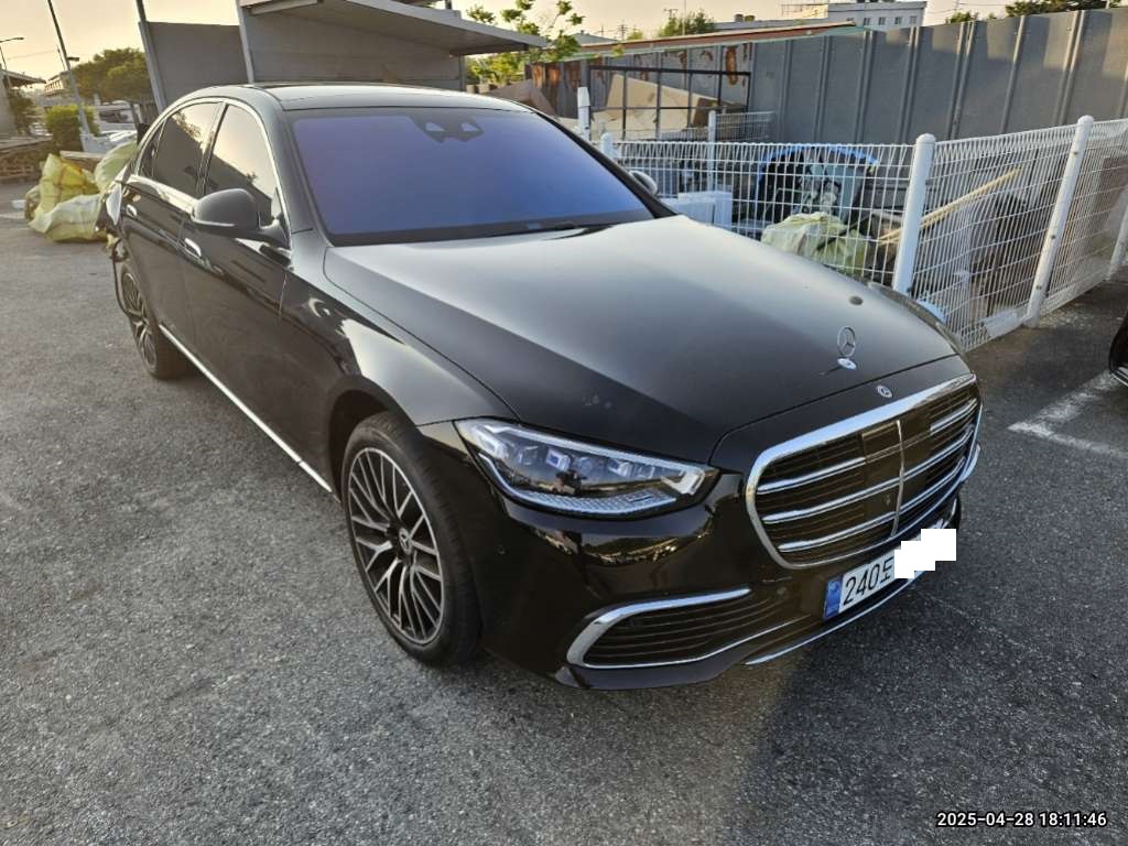 2022 Mercedes-Benz S580 4MATIC, photograph 3