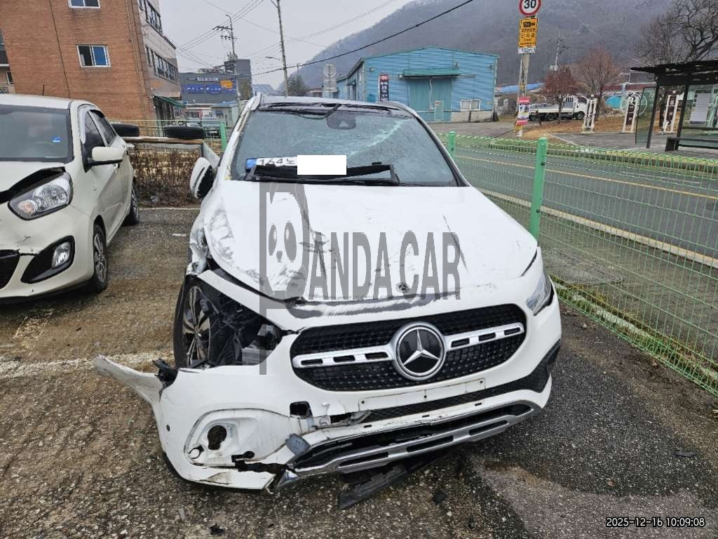 2021 Mercedes-Benz GLA220, photograph 1