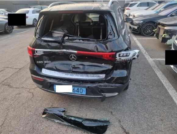 2023 Mercedes-Benz EQB300 4MATIC, photograph 3