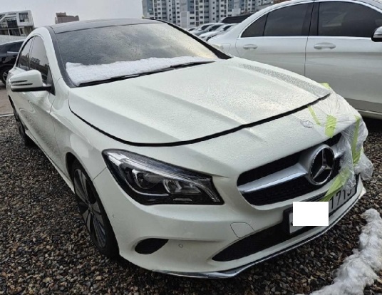 2017 Mercedes-Benz CLA250 4Matic, photograph 2