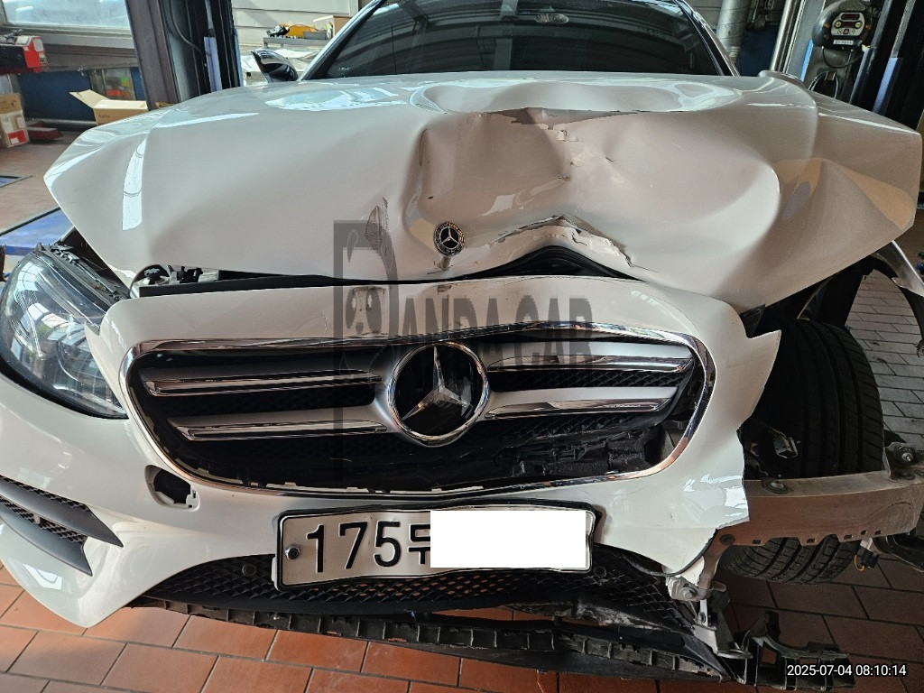 2020 Mercedes-Benz Benz E350 4Matic, photograph 2