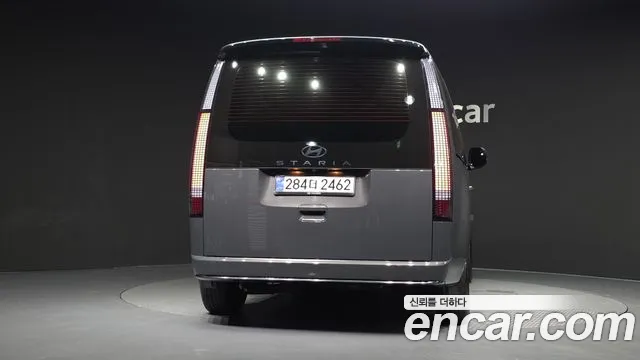Hyundai Staria Lounge 9-Seater — photo 1 of 32