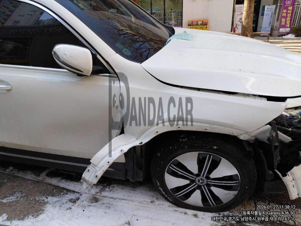 2024 Mercedes-Benz EQB300 4MATIC, photograph 2