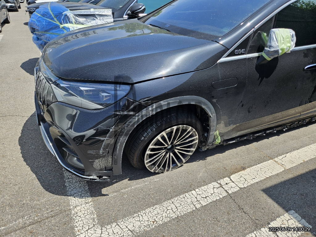 2023 Mercedes-Benz EQE500 4MATIC SUV, photograph 3