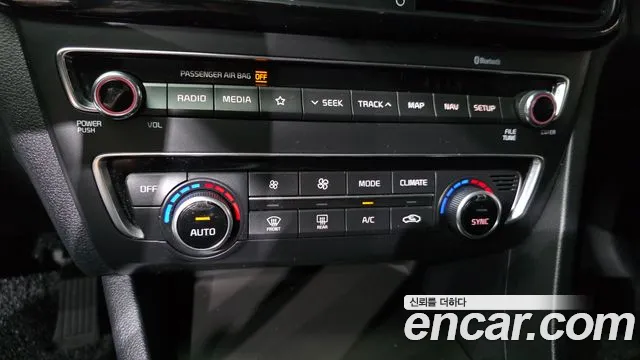 Kia K5 2.0 — photo 1 of 30