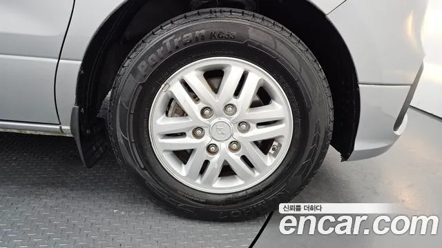 Hyundai Starex Van 5-Seater — photo 1 of 29