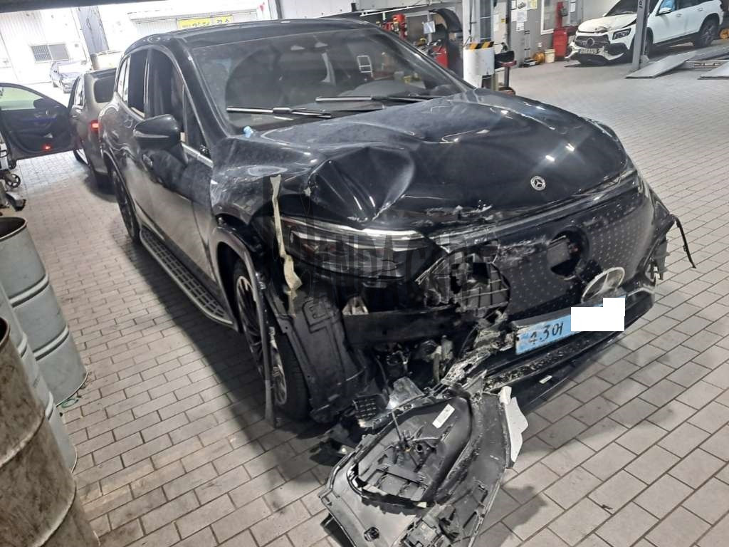2023 Mercedes-Benz EQS580 4MATIC SUV, photograph 4