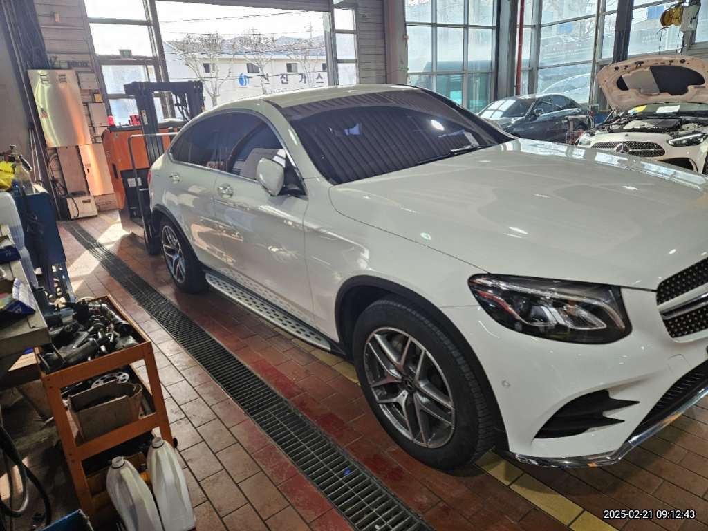 2018 Mercedes-Benz GLC220 d 4Matic Coupe, photograph 3