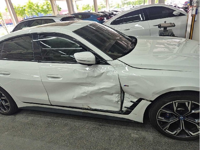2022 BMW i4 eDrive40, photograph 3