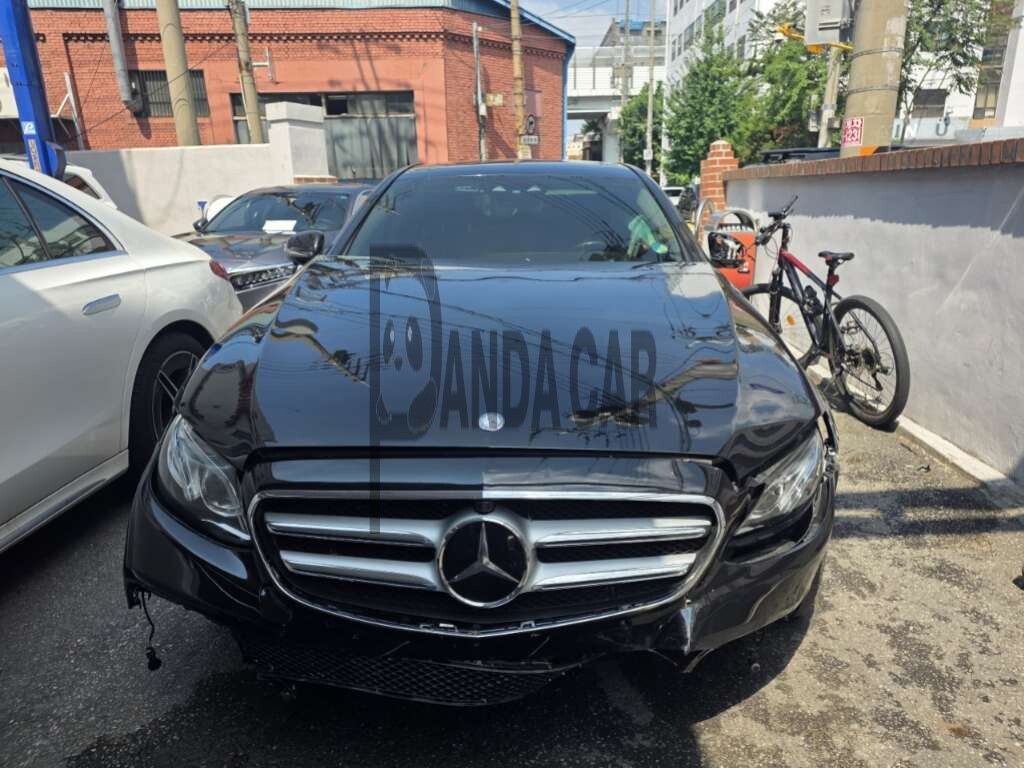 2017 Mercedes-Benz E300 4Matic, photograph 1