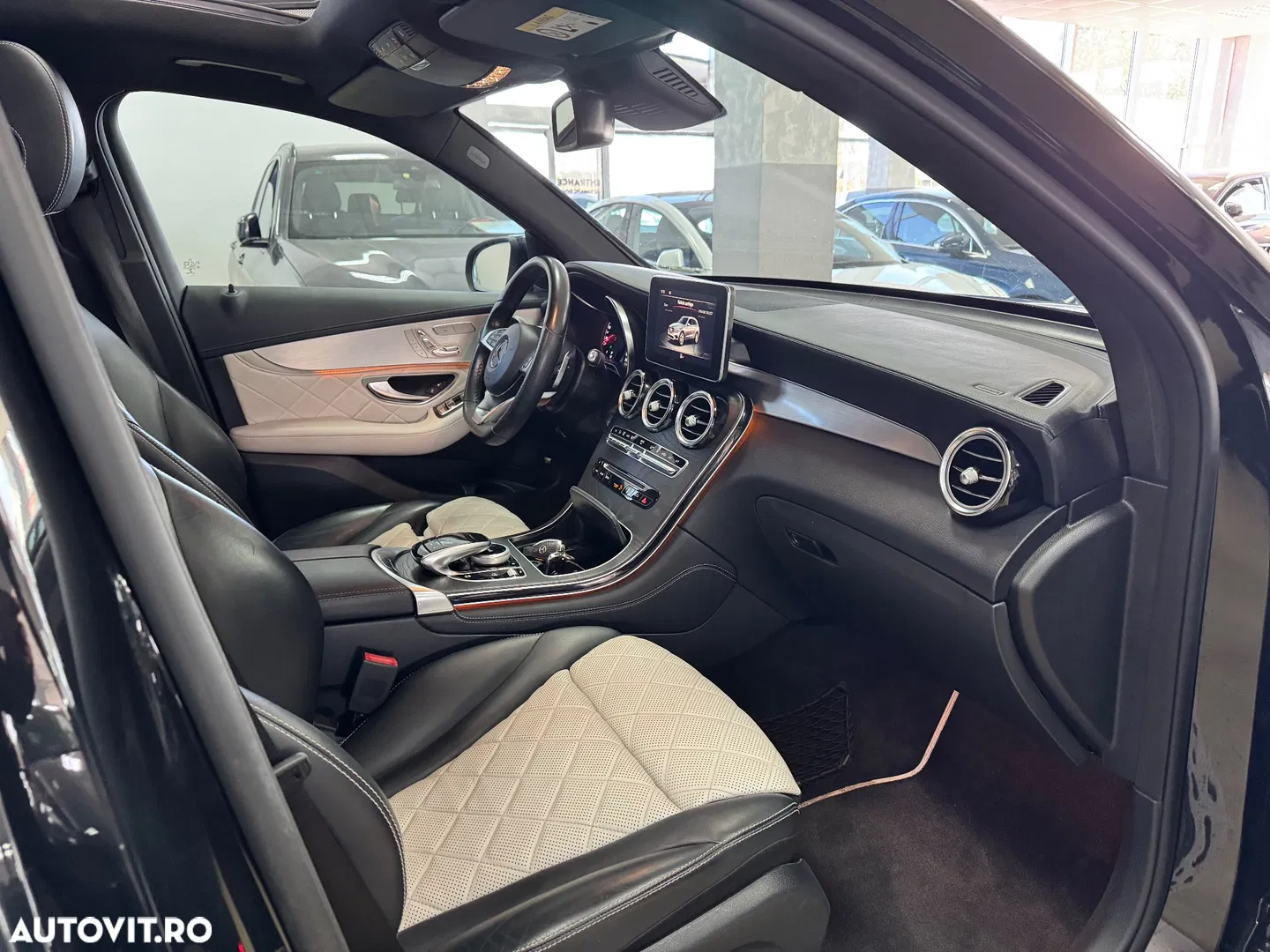 2017 Mercedes-Benz GLC 350 e 4Matic 7G-TRONIC AMG Line, photograph 4