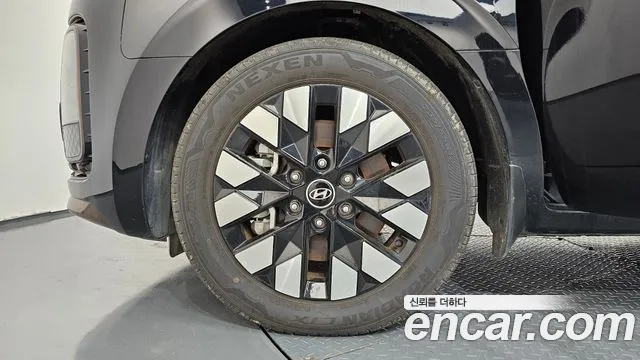 Hyundai Staria 4WD Lounge 9-Seater — photo 1 of 20