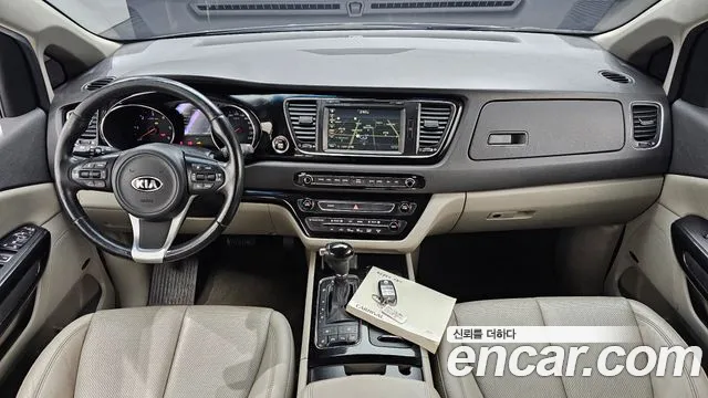 Kia Canival 9-seater Noblesse — photo 1 of 20