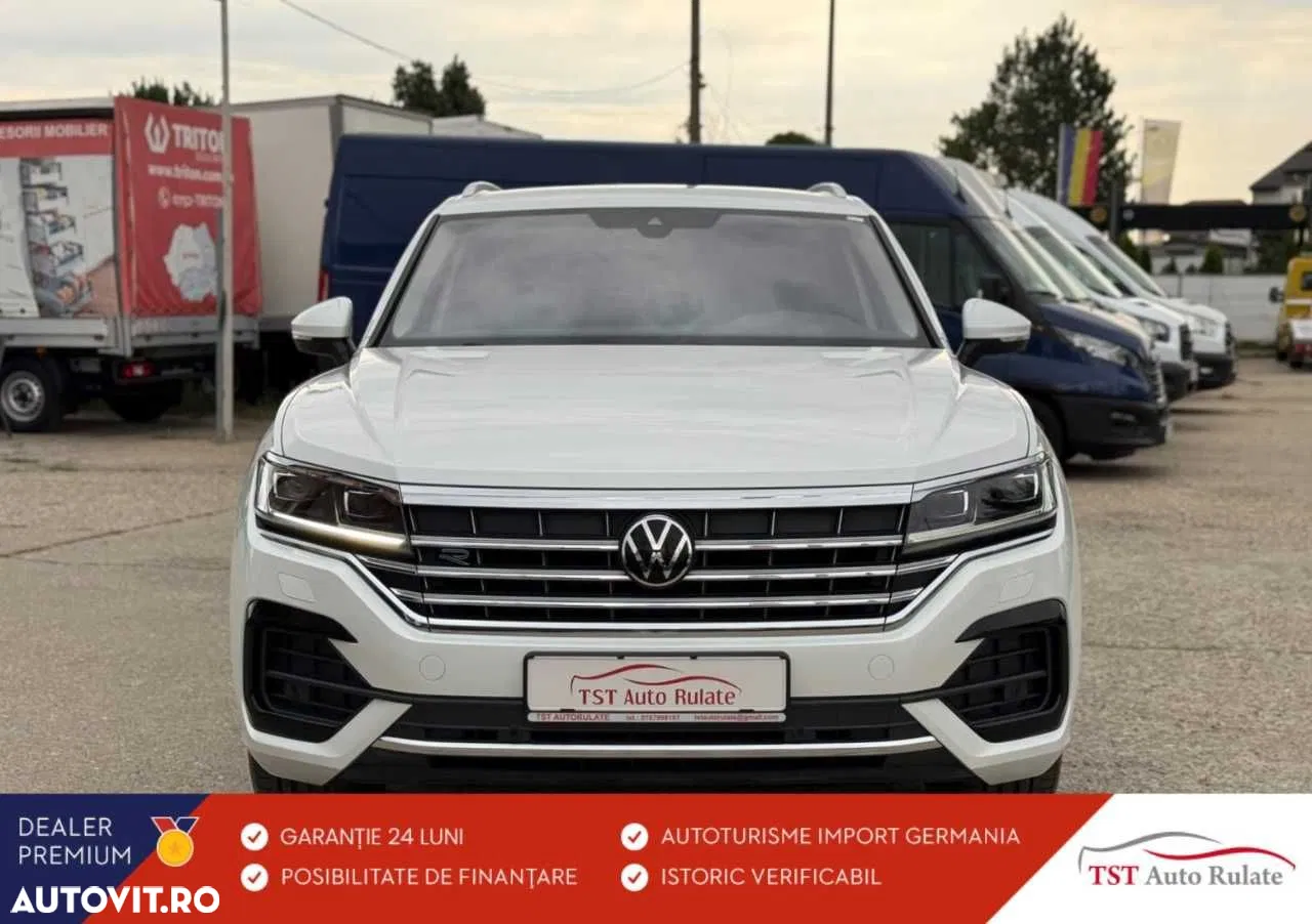 2022 Volkswagen Touareg, photograph 1
