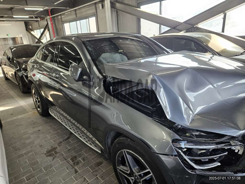 2020 Mercedes-Benz GLC220 d 4MATIC Coupe, photograph 2