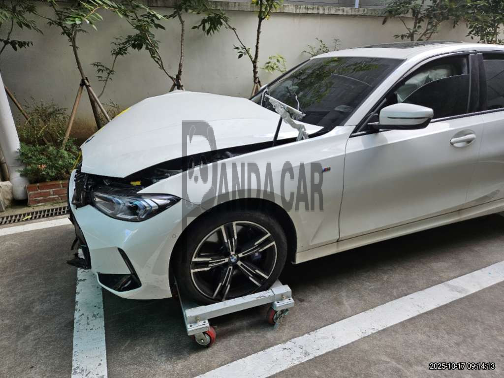 2025 BMW 320i, photograph 2