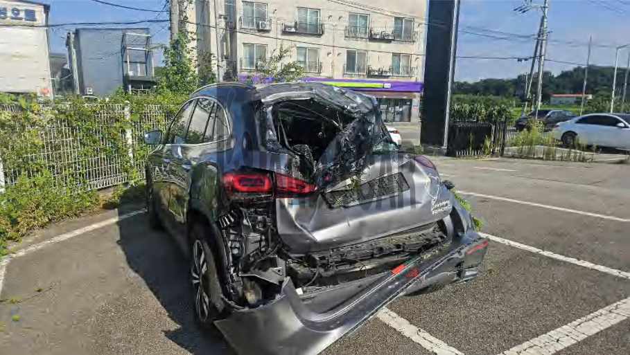 2021 Mercedes-Benz GLA220, photograph 2