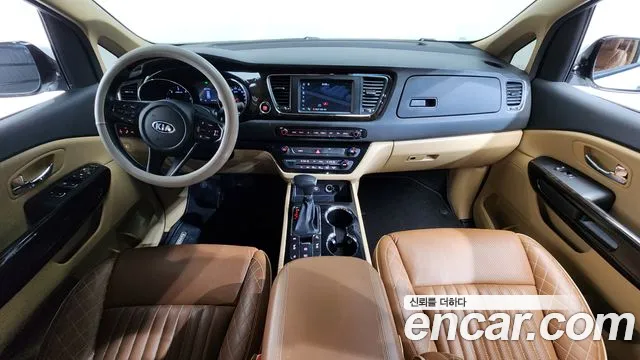 Kia Canival 9-Seater Noblesse — photo 1 of 21