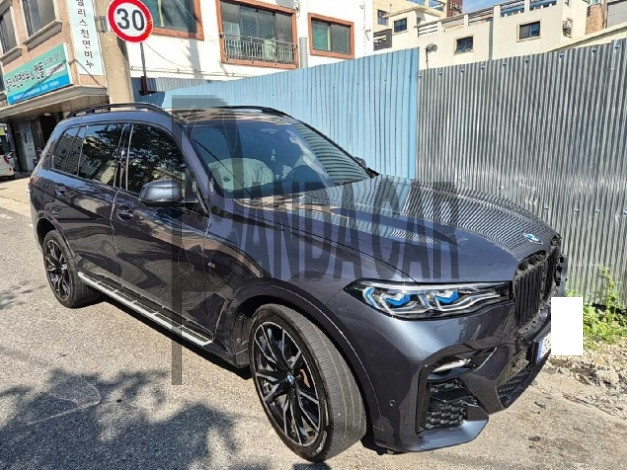 2022 BMW X7 xDrive40i, photograph 3