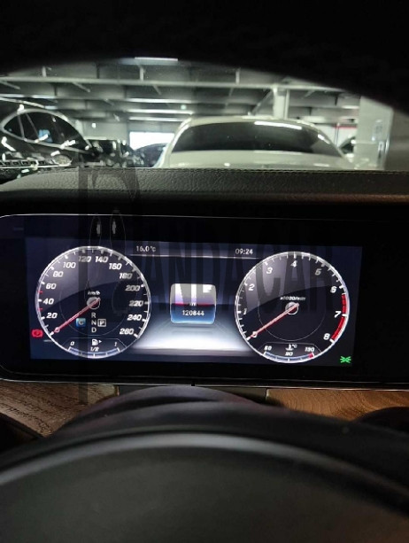 2018 Mercedes-Benz E300 4Matic, photograph 2