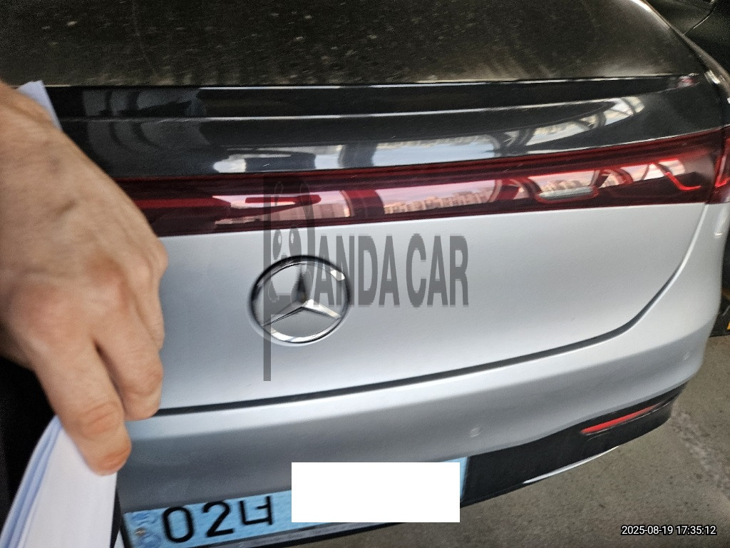 2022 Mercedes-Benz EQS450 +, photograph 2