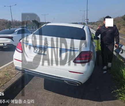 2020 Mercedes-Benz E 300 4MATIC, photograph 3