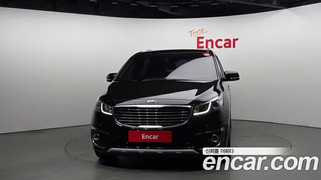 Kia Canival 9-seater Prestige — photo 1 of 20