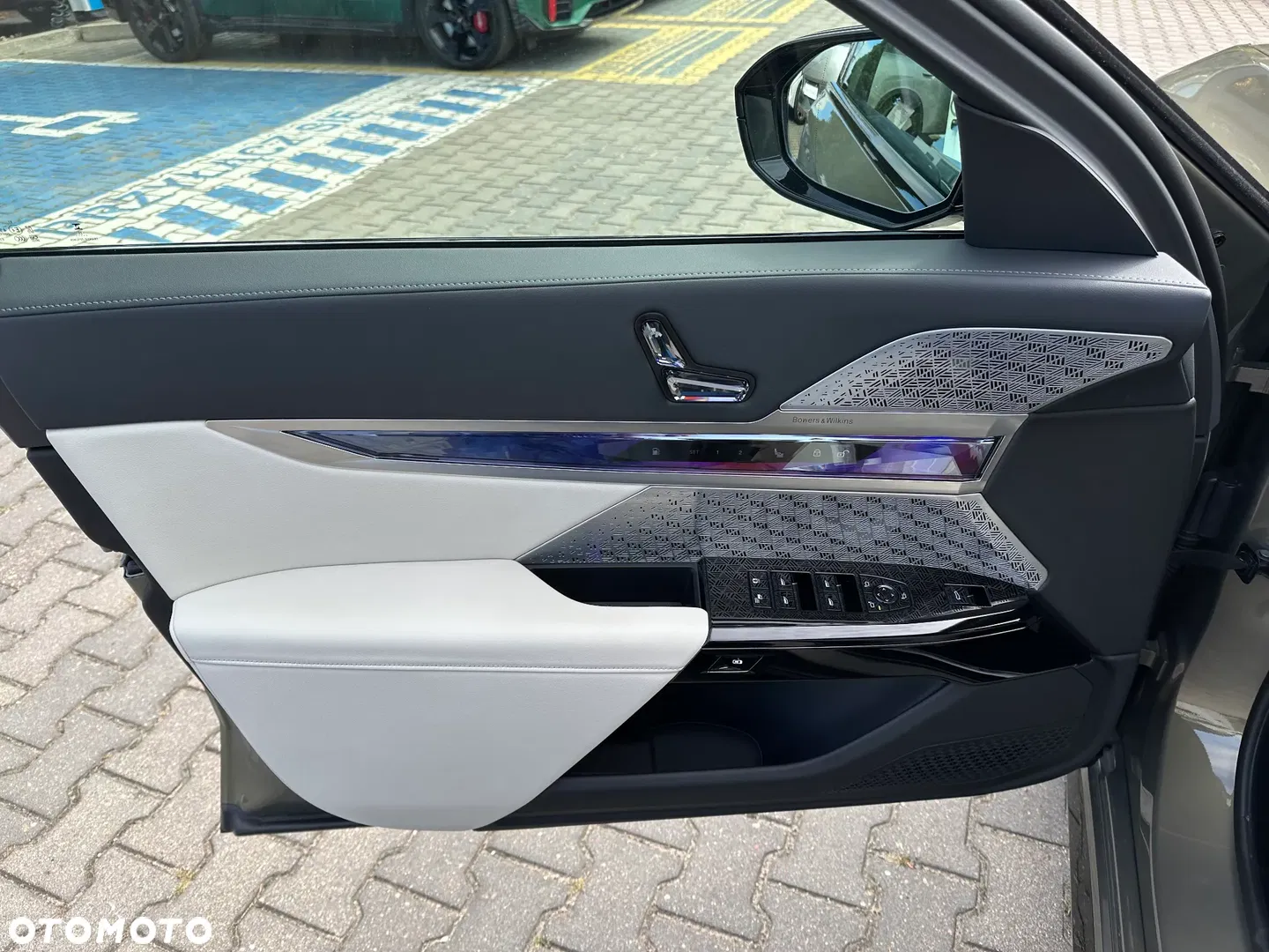 2025 BMW Seria 7 M760e PHEV xDrive Individual Edition sport, photograph 10