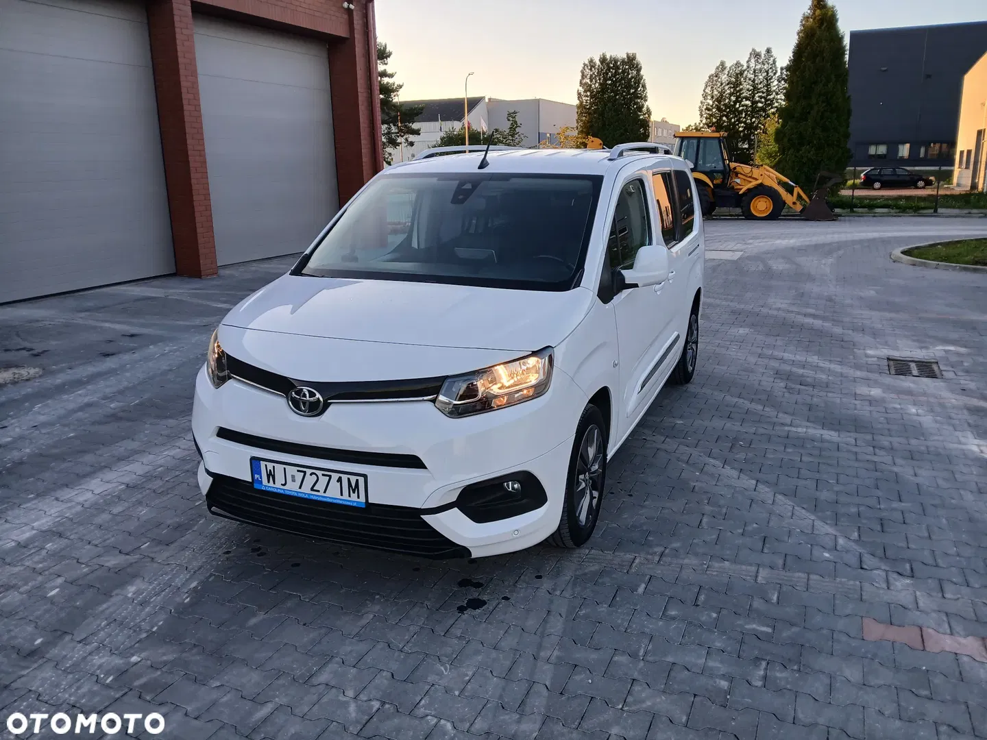 2020 Toyota Proace City Verso Long 1.5 D-4D Business, photograph 1