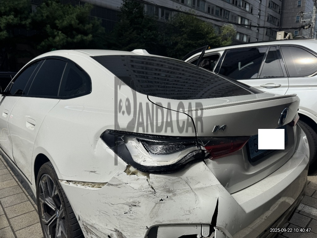 2023 BMW i4 eDrive40, photograph 1