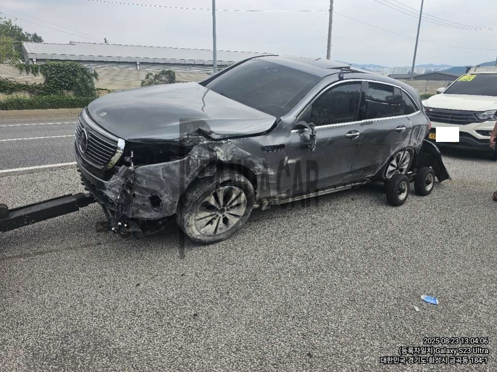 2021 Mercedes-Benz EQC400 4MATIC, photograph 3