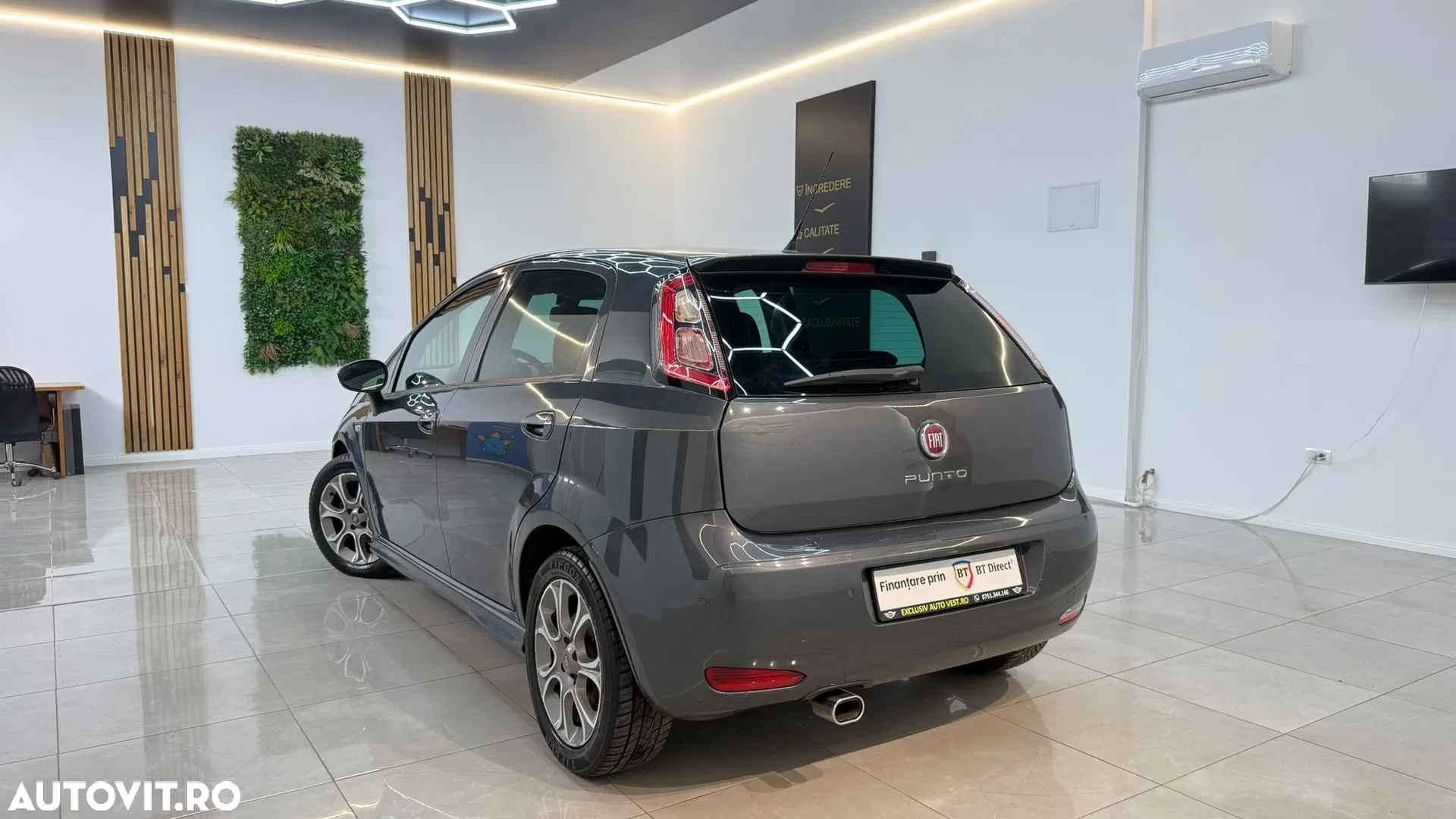 2016 Fiat Punto, photograph 3