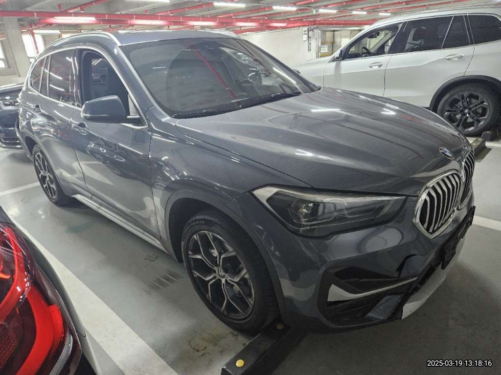 2022 BMW X1 xDrive20i, photograph 1