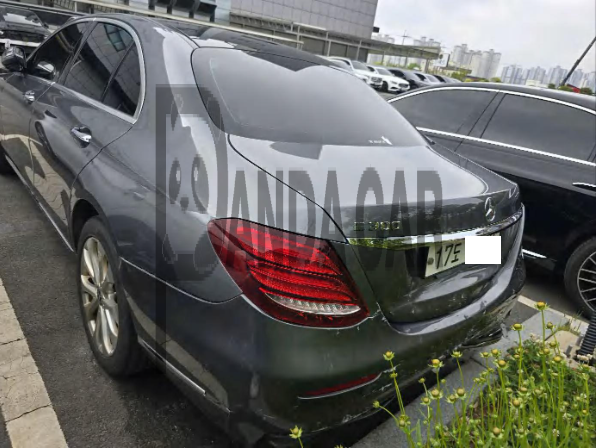 2019 Mercedes-Benz E300, photograph 3