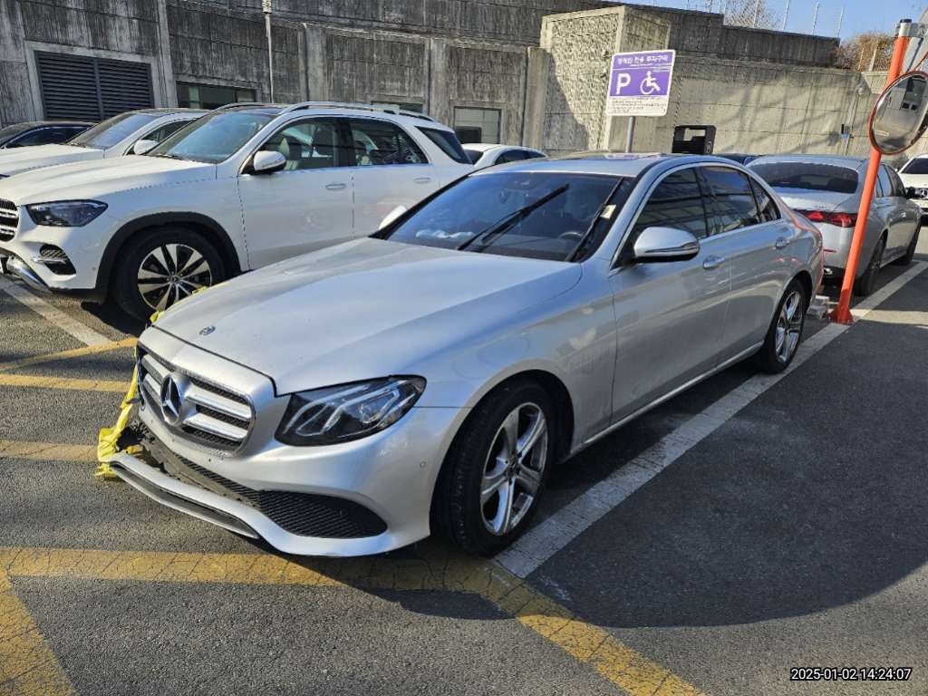 2017 Mercedes-Benz E200, photograph 2