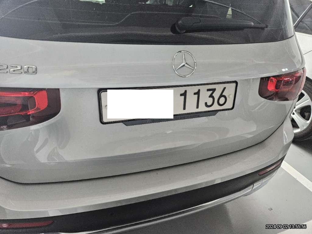 2021 Mercedes-Benz GLB220, photograph 3
