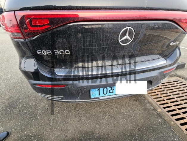 2023 Mercedes-Benz EQB300 4MATIC, photograph 2