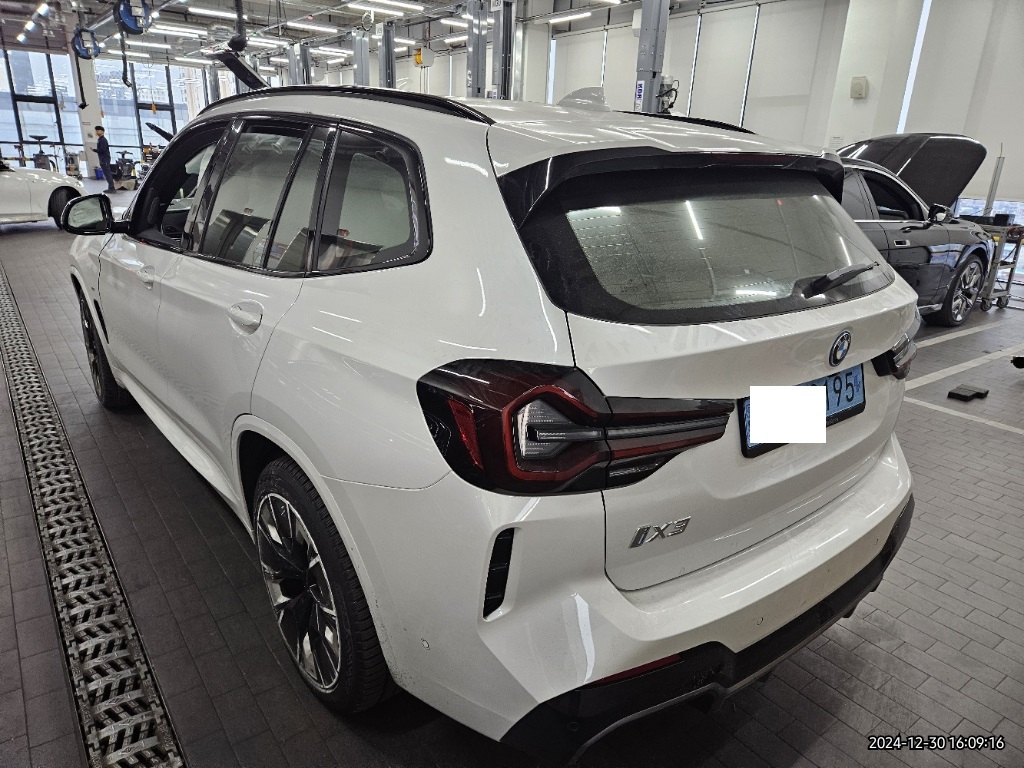 2024 BMW iX3 M Sport, photograph 3