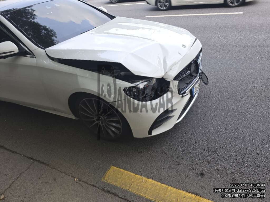 2021 Mercedes-Benz E350 4MATIC, photograph 2