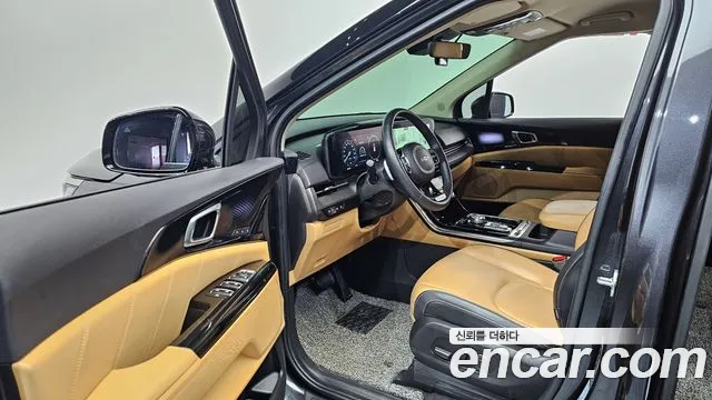 Kia Canival Gasoline 7-Seater Signature — photo 1 of 20
