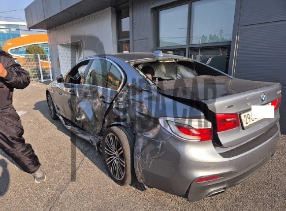 2020 BMW 530i xDrive M Sport Package, photograph 2