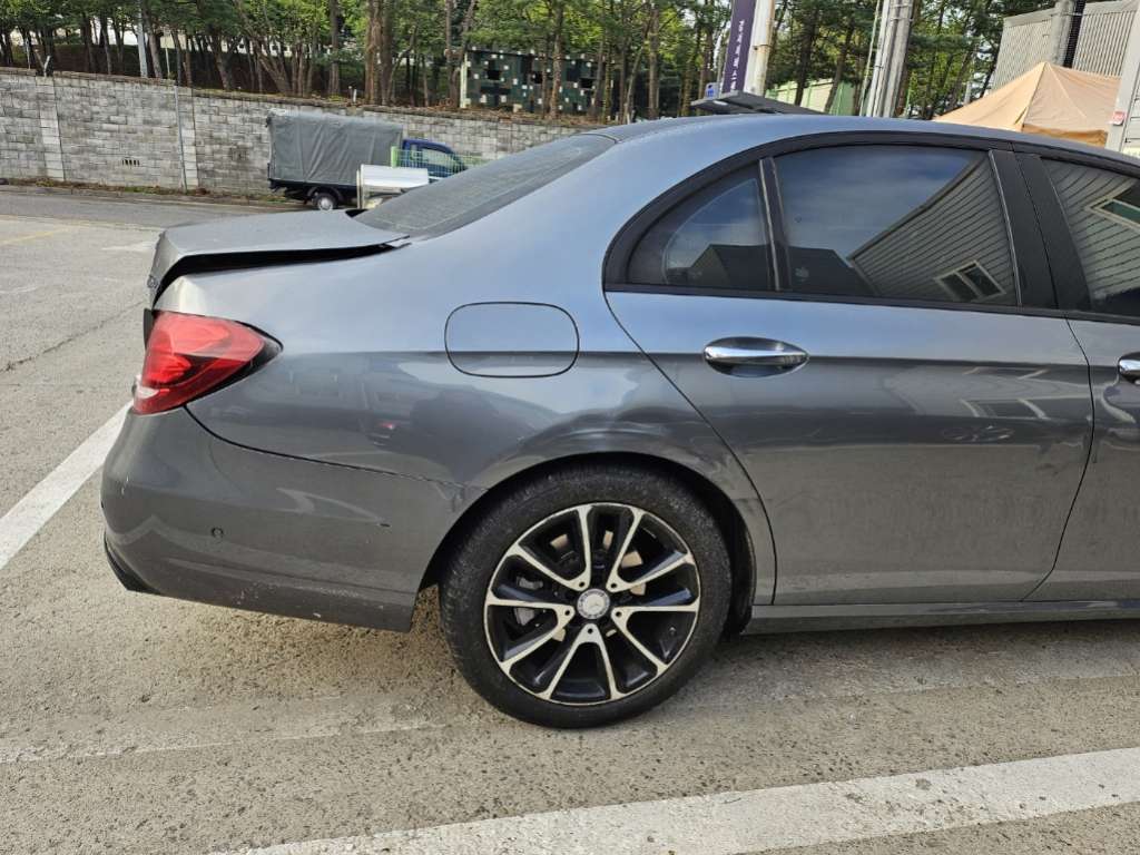 2017 Mercedes-Benz E300, photograph 2