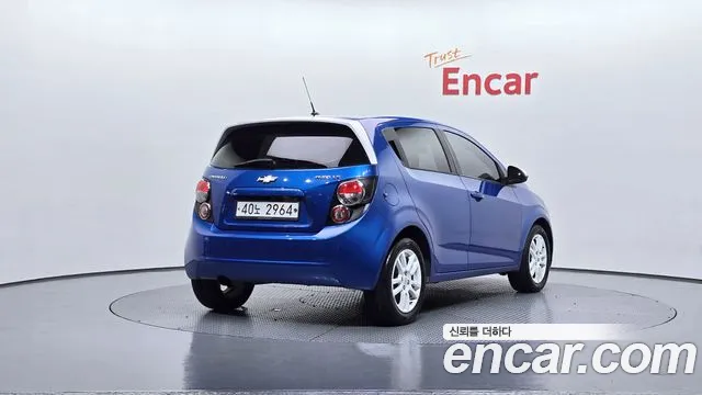 2013 ChevroletGMDaewoo Aveo LS, photograph 5