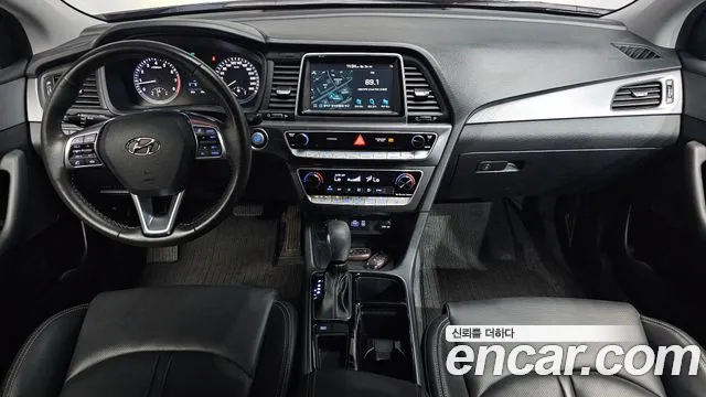 Hyundai Sonata 2.0 Smart — photo 1 of 30